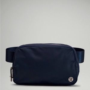 Lululemon Everywhere Belt bag True Navy